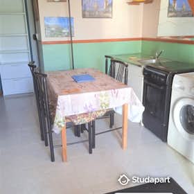 Appartement te huur voor € 550 per maand in Saint-Étienne-du-Grès, Avenue des Sansonnets