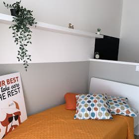 Private room for rent for €600 per month in Trento, Via Fratelli Perini