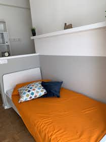Pokój prywatny do wynajęcia za 430 € miesięcznie w mieście Trento, Via Fratelli Perini