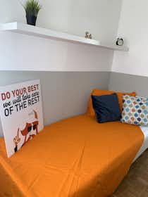 Pokój prywatny do wynajęcia za 600 € miesięcznie w mieście Trento, Via Fratelli Perini