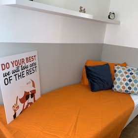 Privé kamer for rent for € 600 per month in Trento, Via Fratelli Perini