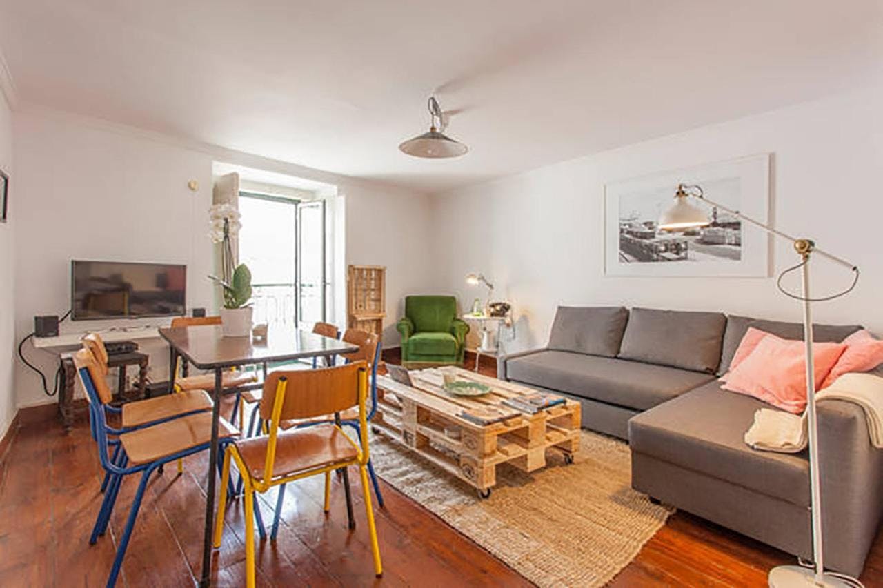 Apartment for rent for €3,650 per month in Lisbon, Rua da Atalaia