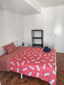Private room for rent for €380 per month in Lisbon, Rua Cidade de Porto Alexandre