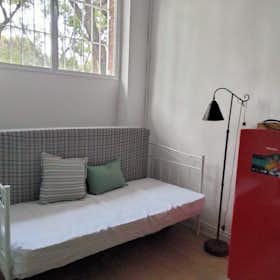 Appartement te huur voor € 800 per maand in Sevilla, Calle Párroco Antonio González Abato