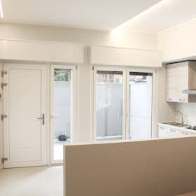 Appartement te huur voor € 1.250 per maand in Mirandola, Via Paolo Toscanelli