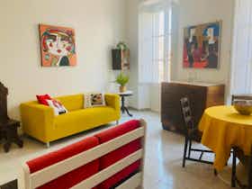 Appartement te huur voor € 1.800 per maand in Cagliari, Via Portoscalas
