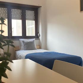 Private room for rent for €650 per month in Lisbon, Avenida Defensores de Chaves