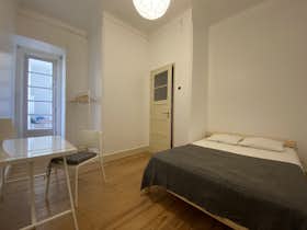 Private room for rent for €600 per month in Lisbon, Avenida Visconde de Valmor