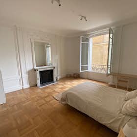 Private room for rent for €1,285 per month in Paris, Avenue Mozart