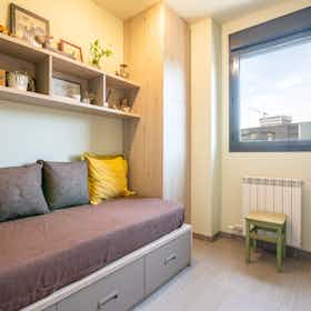 Gedeelde kamer te huur voor € 699 per maand in L'Hospitalet de Llobregat, Plaça d'Europa