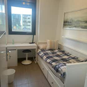 Habitación compartida en alquiler por 600 € al mes en L'Hospitalet de Llobregat, Plaça d'Europa