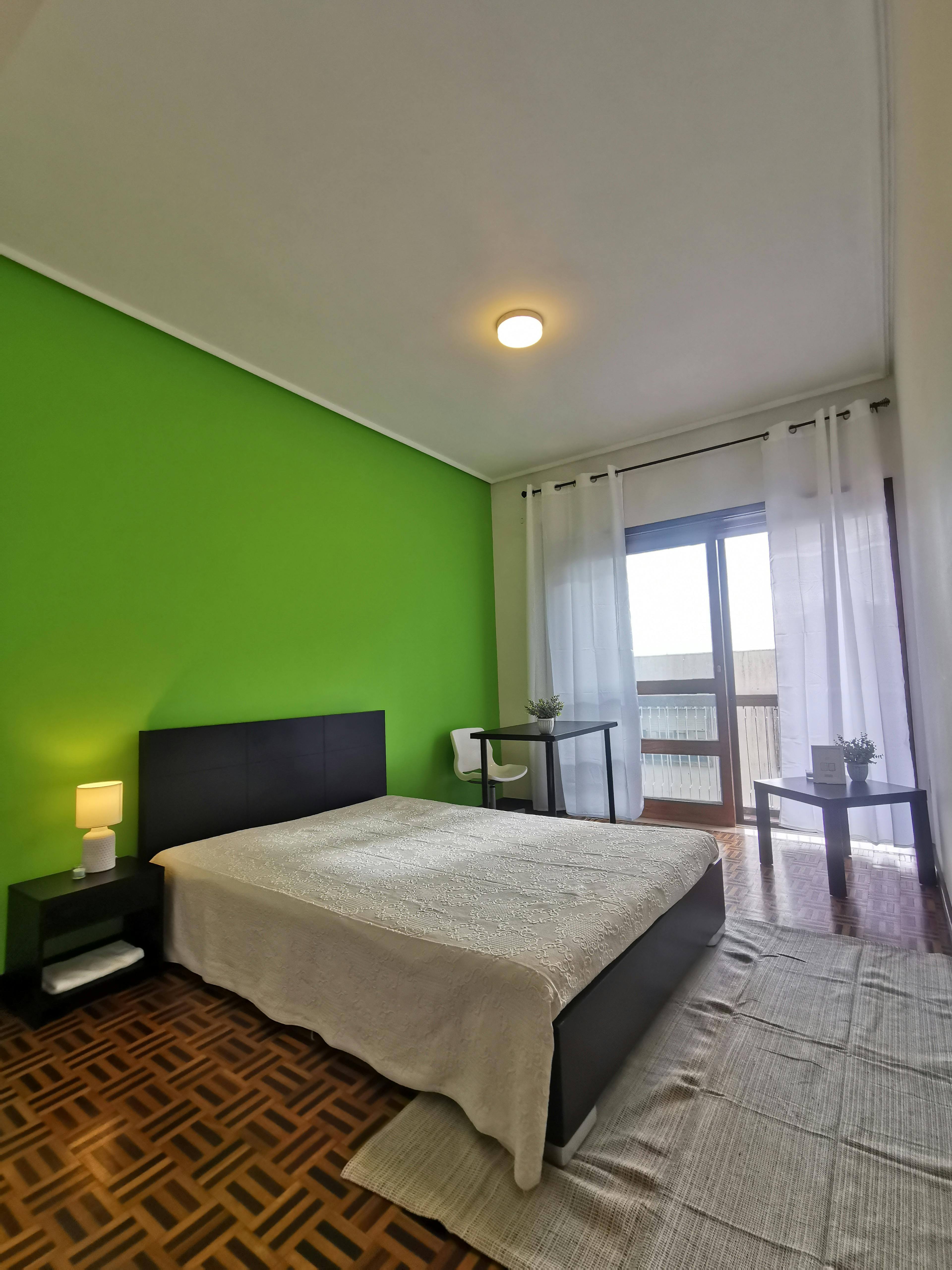 Private room for rent for €565 per month in Porto, Rua de Santa Catarina