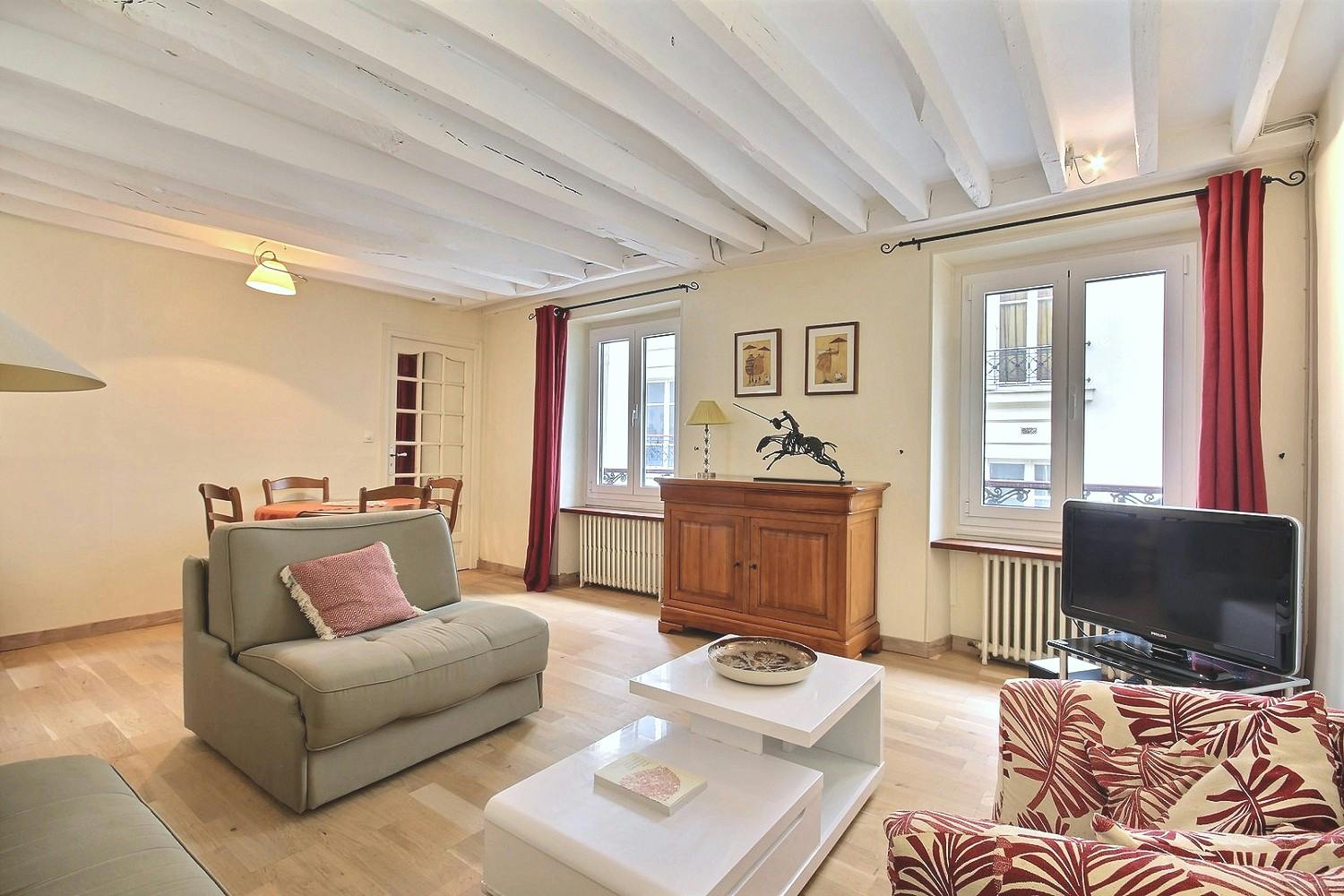 Apartment for rent for €2,200 per month in Paris, Rue des Acacias