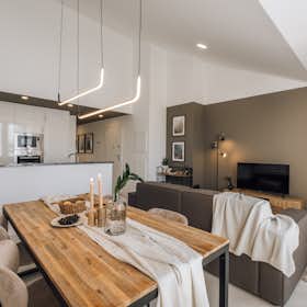 Apartment for rent for €4,017 per month in Lisbon, Travessa da Praia