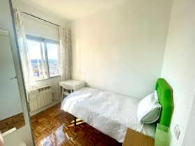 Private room for rent for €425 per month in Madrid, Calle de Menasalbas