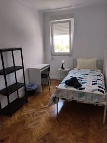 Отдельная комната сдается в аренду за 380 € в месяц в Lisbon, Rua Cidade de Porto Alexandre