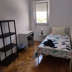 WG-Zimmer zu mieten für 380 € pro Monat in Lisbon, Rua Cidade de Porto Alexandre