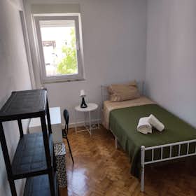 Private room for rent for €380 per month in Lisbon, Rua Cidade de Porto Alexandre