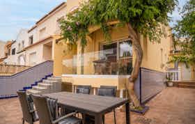 Дом сдается в аренду за 1 850 € в месяц в Roquetas de Mar, Calle Reino de Castilla