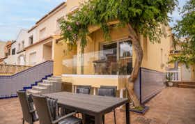 Haus zu mieten für 1.850 € pro Monat in Roquetas de Mar, Calle Reino de Castilla