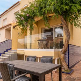 House for rent for €1,850 per month in Roquetas de Mar, Calle Reino de Castilla