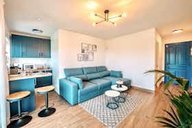 Apartment for rent for €2,500 per month in Estepona, Avenida de las Naciones