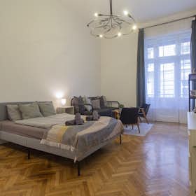 Private room for rent for HUF 335,640 per month in Budapest, Október 6. utca