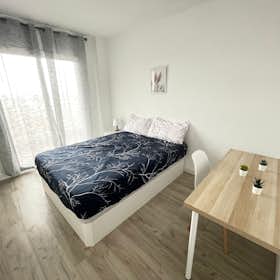 Private room for rent for €650 per month in Barcelona, Passeig del Verdum