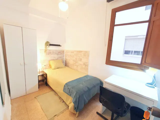 Private room in Calle Felipe de Gauna, Valencia (1378065) room image 1