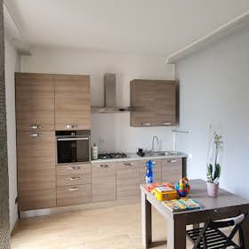 Apartment for rent for €750 per month in Turin, Corso Bernardino Telesio
