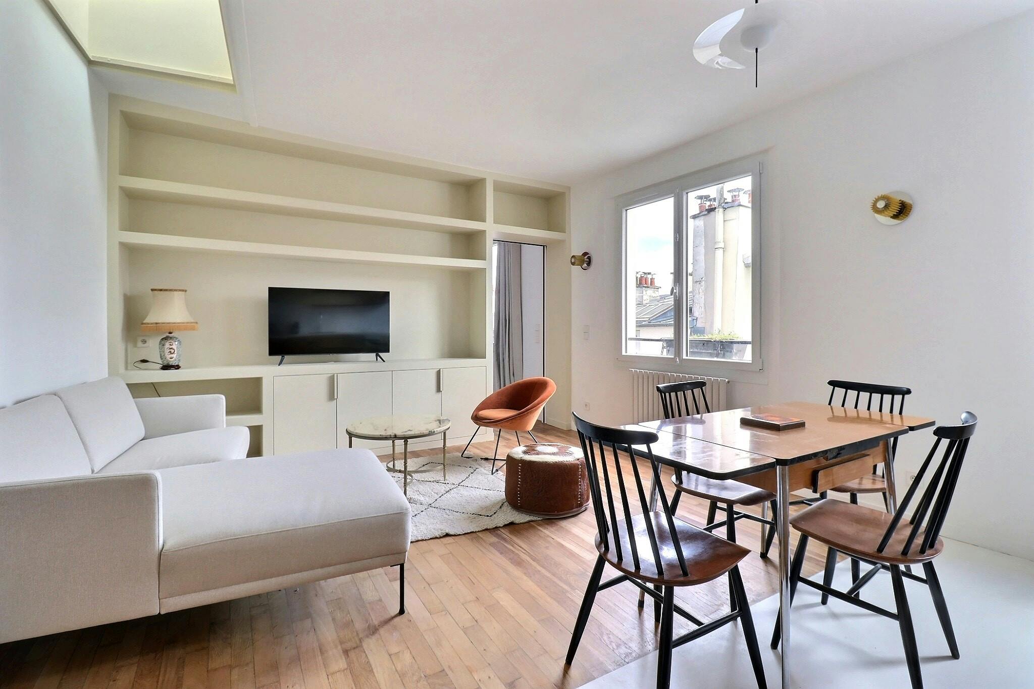 Apartment for rent for €2,420 per month in Paris, Rue d'Aboukir
