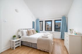 Apartamento para alugar por £ 3.250 por mês em London, The Highway