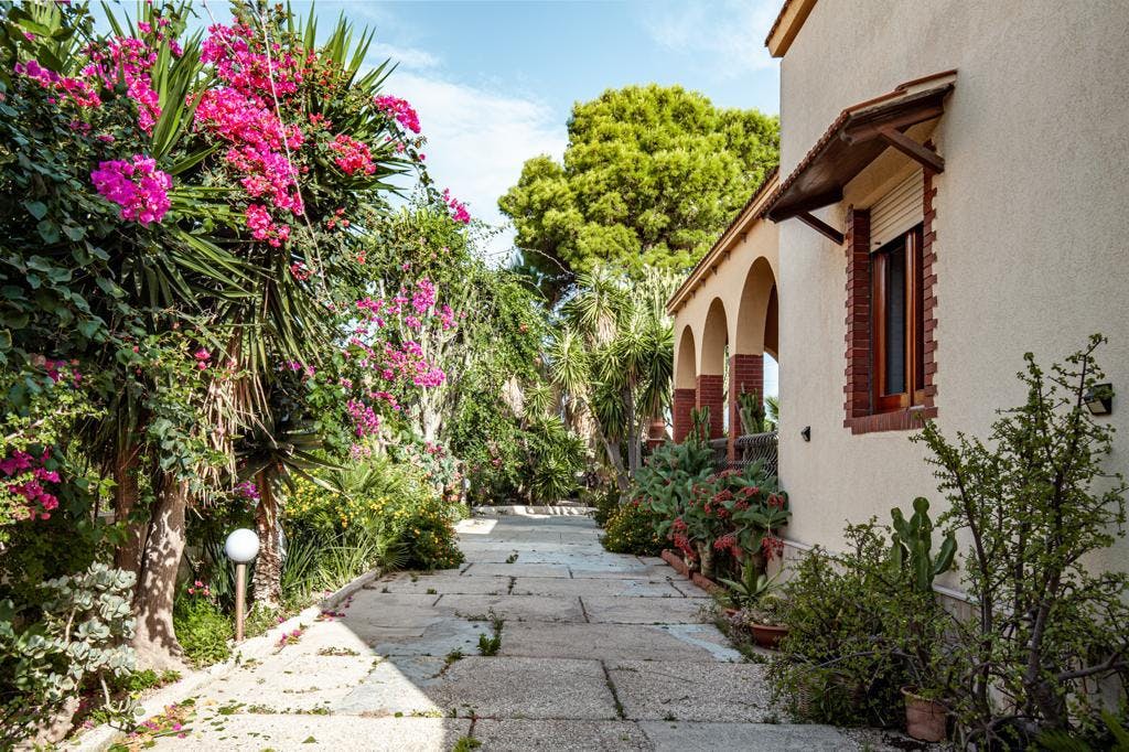 大楼 正在以 €4,999 的月租出租，其位于 Paceco, Via Marsala