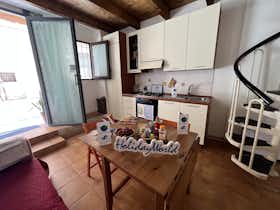 Apartment for rent for €1,925 per month in Messina, Via Malvagna