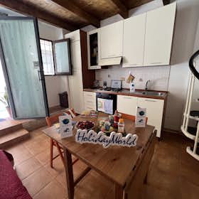Apartment for rent for €1,925 per month in Messina, Via Malvagna