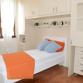 WG-Zimmer zu mieten für 450 € pro Monat in Modena, Via Filippo Turati