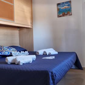 Appartement te huur voor € 3.871 per maand in Trappeto, Via Giambrone