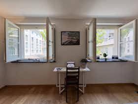 Studio for rent for €1,954 per month in Genoa, Via Assarotti