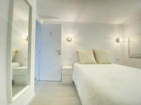 Отдельная комната сдается в аренду за 380 € в месяц в Lourinhã, Rua dos Touritas
