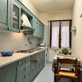Appartement te huur voor € 2.903 per maand in Recco, Piazza San Giovanni Buono