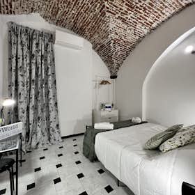 Apartment for rent for €1,117 per month in Genoa, Via dei Giustiniani
