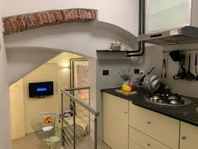 Appartement te huur voor € 1.468 per maand in Genoa, Piazza Inferiore di Pellicceria