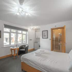 单间公寓 正在以 £2,880 的月租出租，其位于 Sutton, Camborne Road