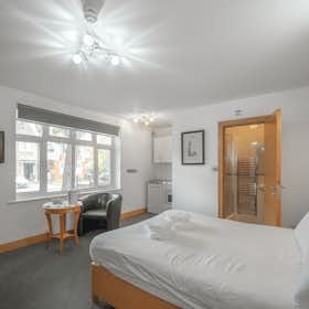 Studio for rent for £2,880 per month in Sutton, Camborne Road