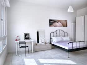 公寓 正在以 €1,550 的月租出租，其位于 Bologna, Via Edoardo Ferravilla