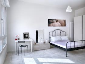 公寓 正在以 €1,550 的月租出租，其位于 Bologna, Via Edoardo Ferravilla