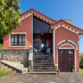 House for rent for €5,000 per month in Alfoz de Lloredo, Barrio Caborredondo