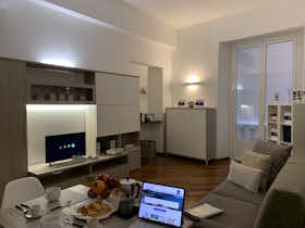 Appartement te huur voor € 1.954 per maand in Genoa, Via Lomellini