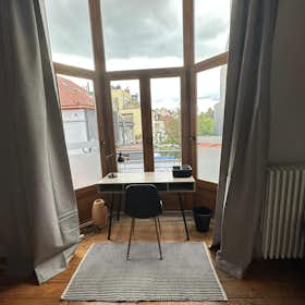 Apartment for rent for €1,000 per month in Ixelles, Rue du Bourgmestre