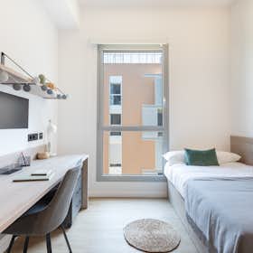 Private room for rent for €882 per month in Sant Adrià de Besòs, Carrer de Llull